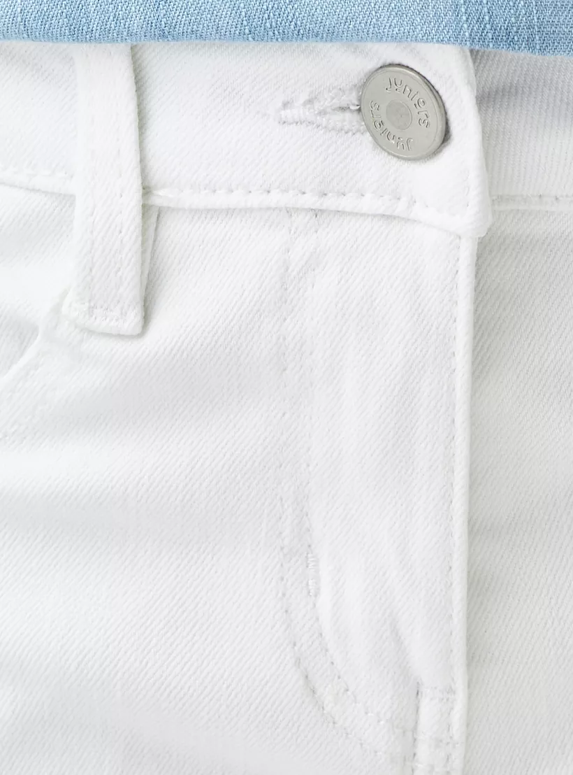 Juniors Solid Jeans with Button Closure -4