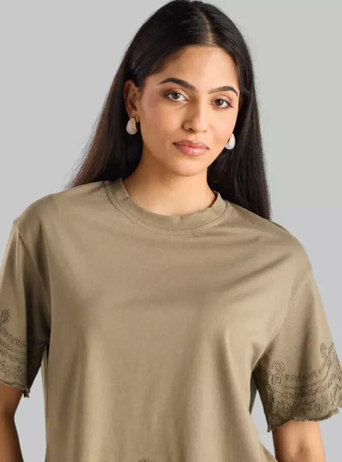 Embroidered Scallop Hem Boxy T-shirt-3